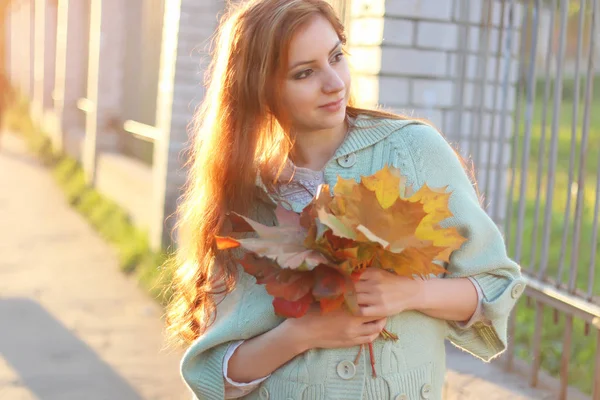 Rusovláska dívka podzimní listí — Stock fotografie