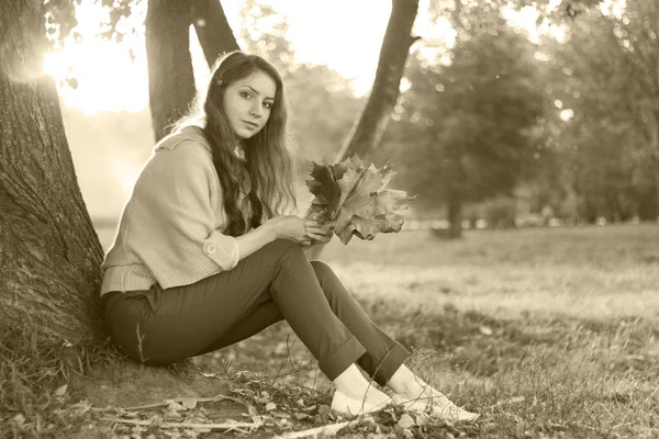 Rossa ragazza foglie di autunno — Foto Stock