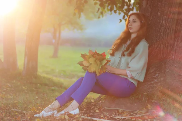 Rotschopf Mädchen Herbst Blätter — Stockfoto