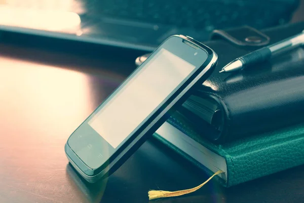 Escritorio de oficina con un ordenador y un diario telefónico — Foto de Stock