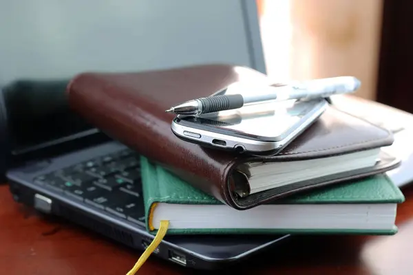 Skrivbord med en dator och en telefon dagbok — Stockfoto