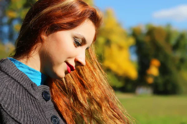 Niña otoño hojas abrigo — Foto de Stock