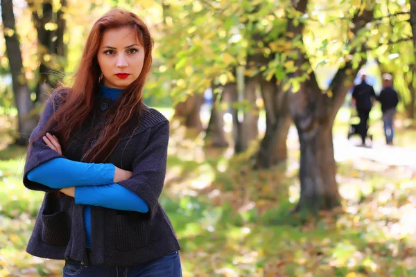 Ragazza autunno foglie cappotto — Foto Stock