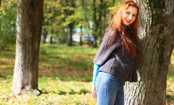 Девушка осенью листья пальто — стоковое фото