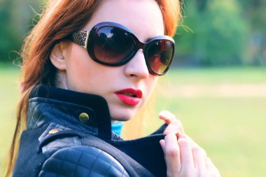 Ceket güneş gözlüğü kız sonbahar yaprakları