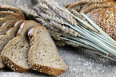 Çavdar ekmeği ve tablo kulaklara