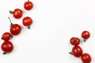 Beyaz arkaplanda domatesler