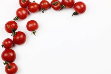 Beyaz arkaplanda domatesler