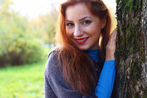 Девушка осенью листья пальто
