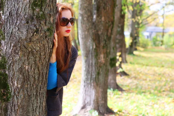 Девушка осенью листья пальто солнцезащитные очки — стоковое фото
