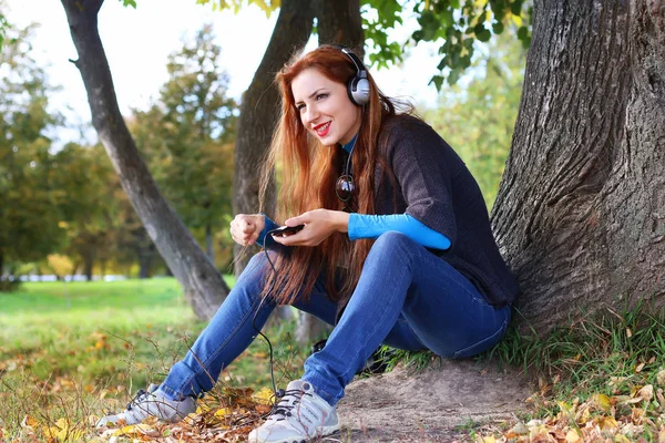 Девушка осенью оставляет случайного игрока — стоковое фото