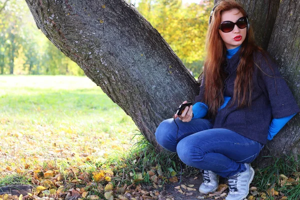 Ragazza autunno lascia giocatore casuale — Foto Stock