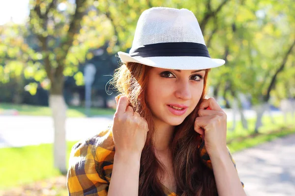 Fille aux cheveux roux dans un chapeau hipster — Photo