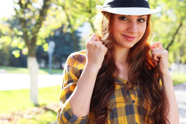 Rudowłosa dziewczyna w kapeluszu hipster — Zdjęcie stockowe