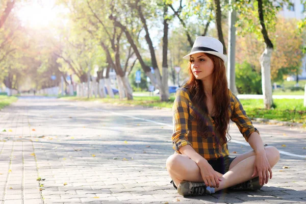 Chica pelirroja en un sombrero hipster — Foto de Stock