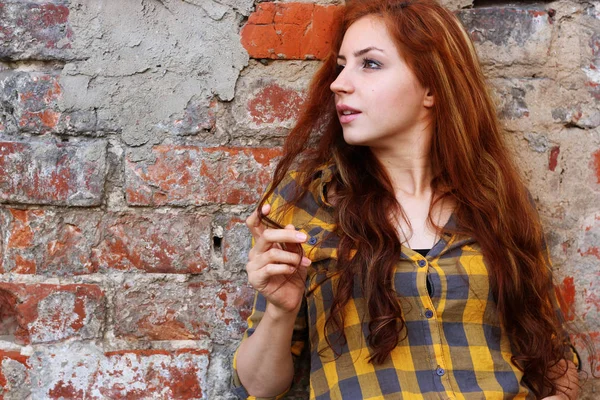 Menina ruiva em um chapéu hipster — Fotografia de Stock