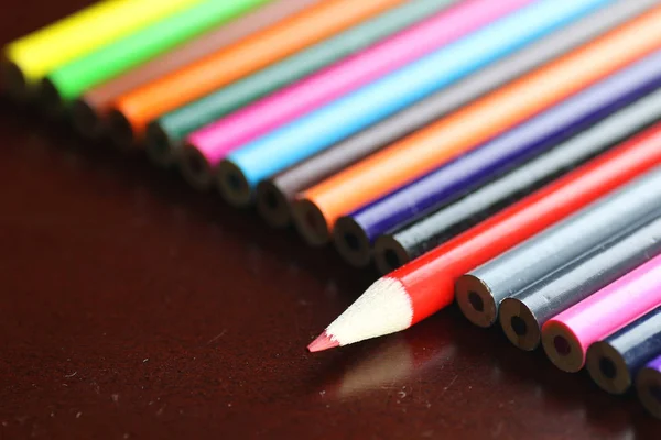 Lápis coloridos na mesa de madeira — Fotografia de Stock