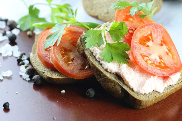 Sandwich Brot Tomatensauce grün gesundes Gemüse — Stockfoto
