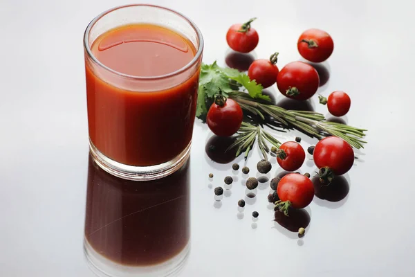 Szklane krople soku pomidorowego — Zdjęcie stockowe