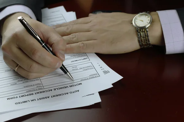 Hand signatur formuläret bilolycka — Stockfoto