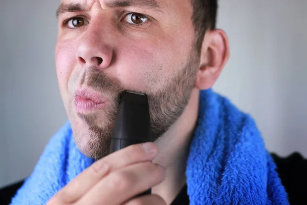 Barbudo hombre afeitado —  Fotos de Stock