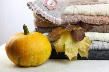 Sonbahar konsepti yığın kazak örme