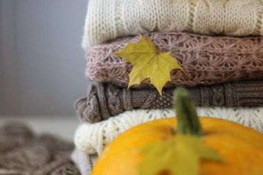 Sonbahar konsepti yığın kazak örme