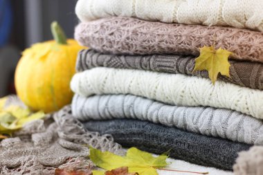 Sonbahar konsepti yığın kazak örme