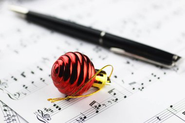 Notlar ve Noel topları