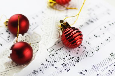 Notlar ve Noel topları