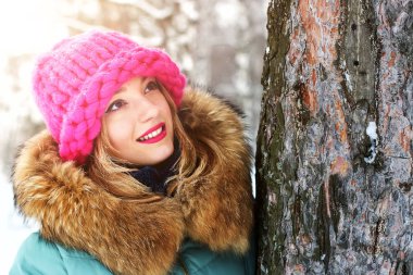 genç kadın ağaç kış