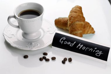 Sabah kahve fincanı kruvasan