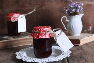 rustik ev yapımı reçel kavanoz ahşap arka plan ve çiçek