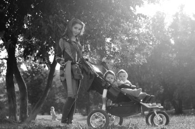 kadın bebek arabası yaz güneş ışığı ile yürümek