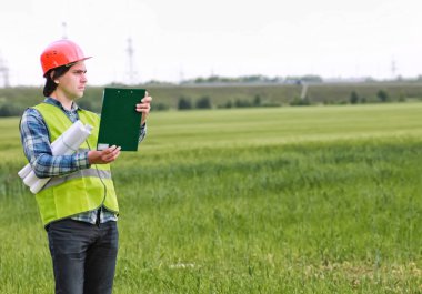Kulübe planı olan bir adam.