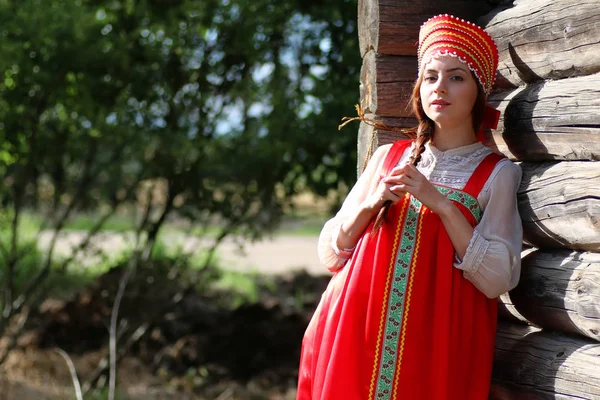 Chica tradicional vestido registro —  Fotos de Stock