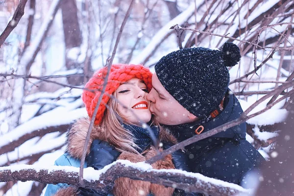 Улыбка пара молодых влюбленных зима — стоковое фото