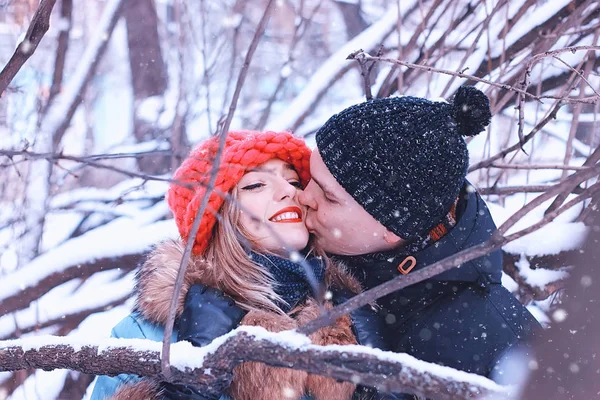 Sourire couple de jeunes amoureux hiver — Photo