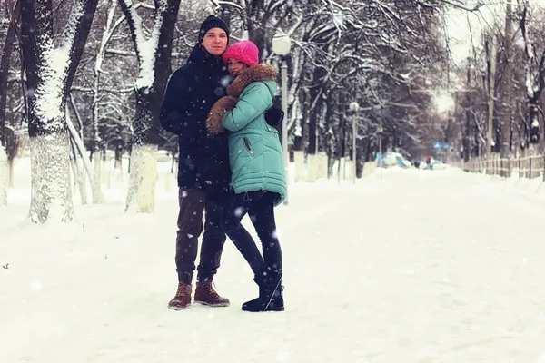 Genç aşıklar birkaç kışın yürümek — Stok fotoğraf