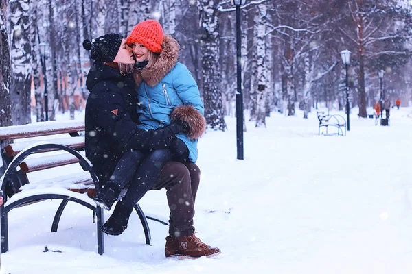 Pareja amante invierno calle banco — Foto de Stock