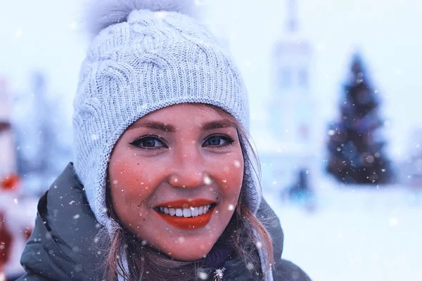 Макро портрет девушки зимой — стоковое фото