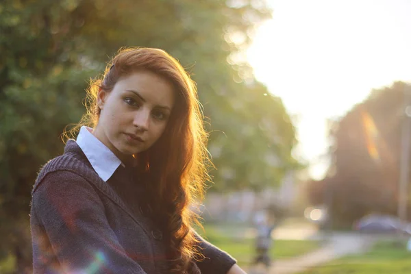Dziewczyna biznes stylu park portret jesieni — Zdjęcie stockowe