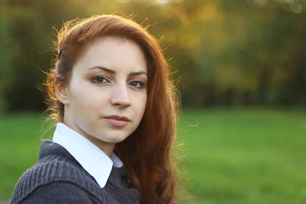 Chica negocio estilo parque retrato otoño —  Fotos de Stock