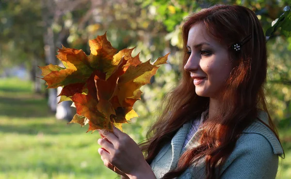 Ruiva menina folhas de outono — Fotografia de Stock