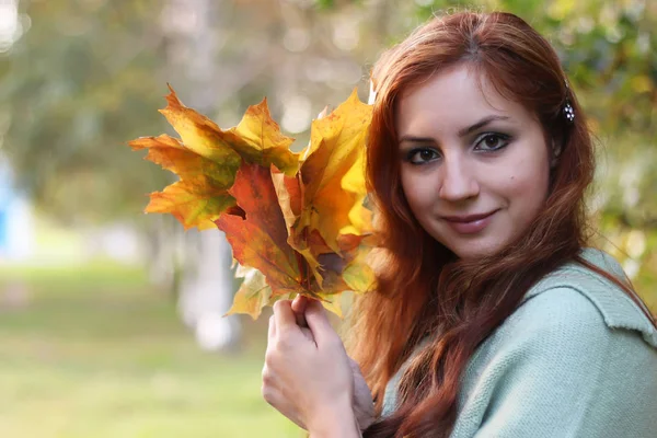 Rusovláska dívka podzimní listí — Stock fotografie