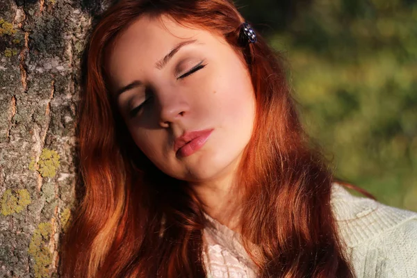 Kızıl saçlı kız sonbahar yaprakları