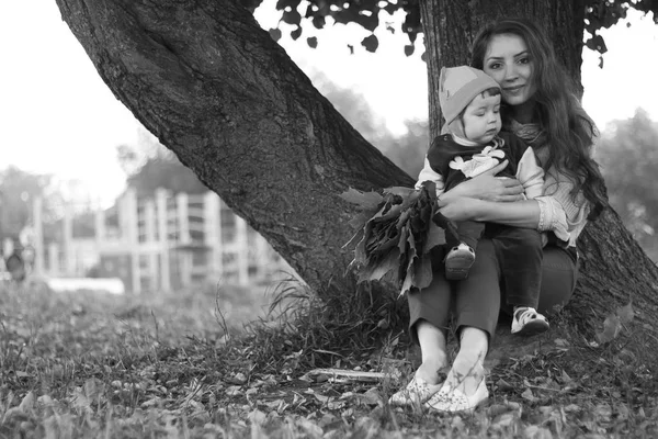 Rusovláska dívka s synem podzimní listí — Stock fotografie