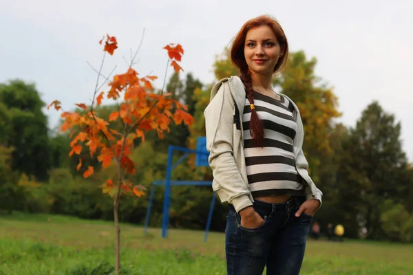 Herfst bladeren meisje boek casual — Stockfoto