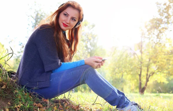 Outono menina deixa jogador casual — Fotografia de Stock