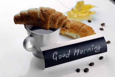Sabah kahve fincanı kruvasan